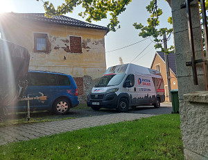 Zateplení stropu rodinného domu pomocí foukané izolace